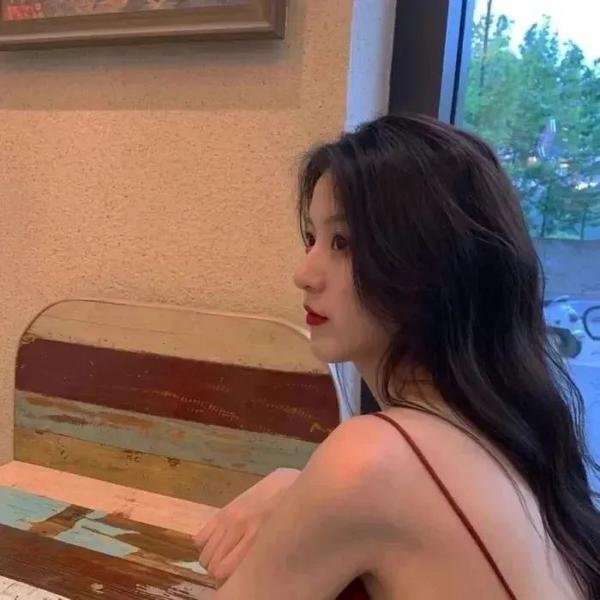 9顶假发的女孩海报